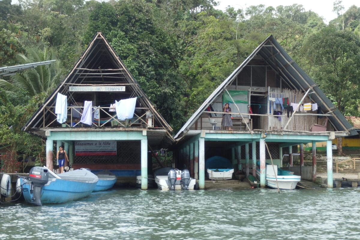 house along rio dulce