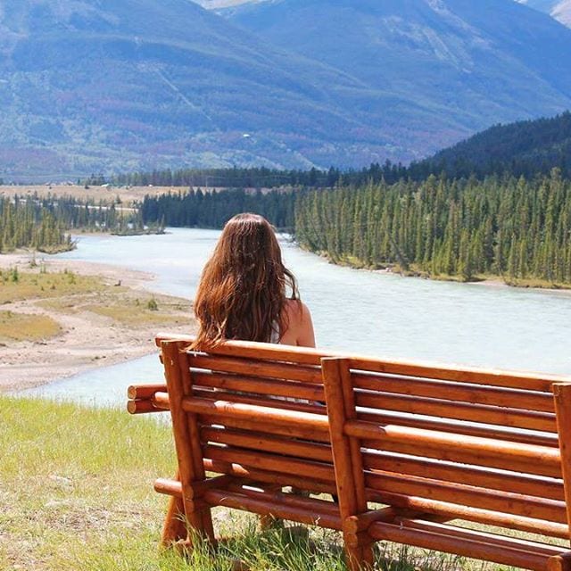 bench at entrance to fairmont hotel in jasper 