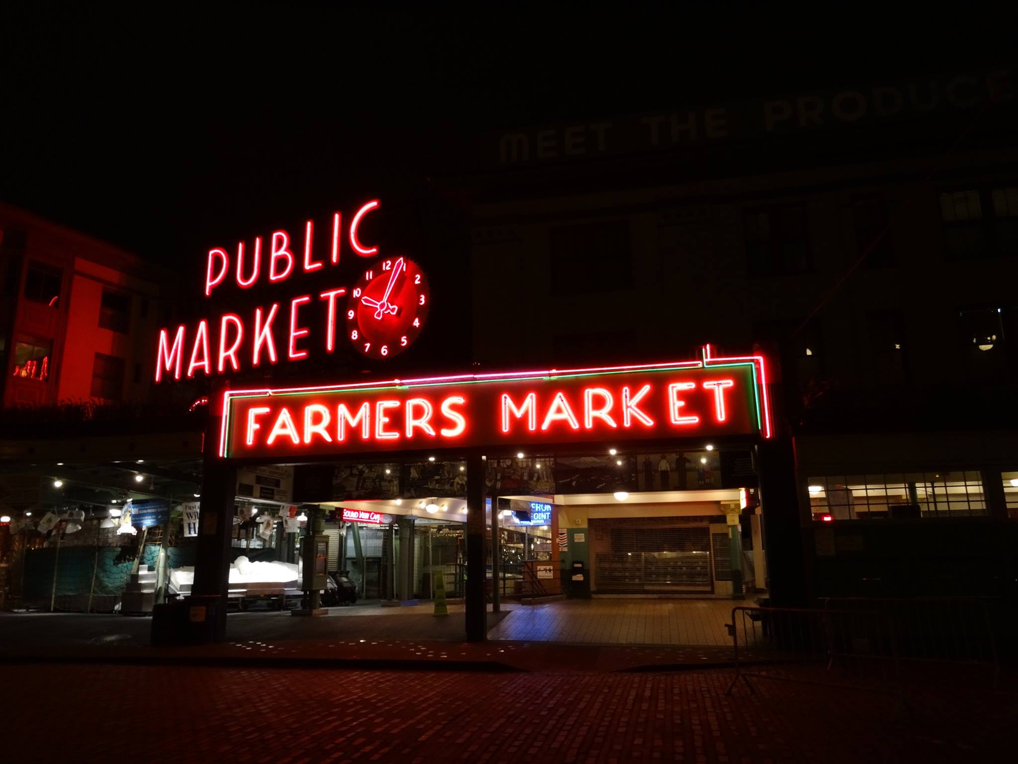pike place market seattle lit up at night
