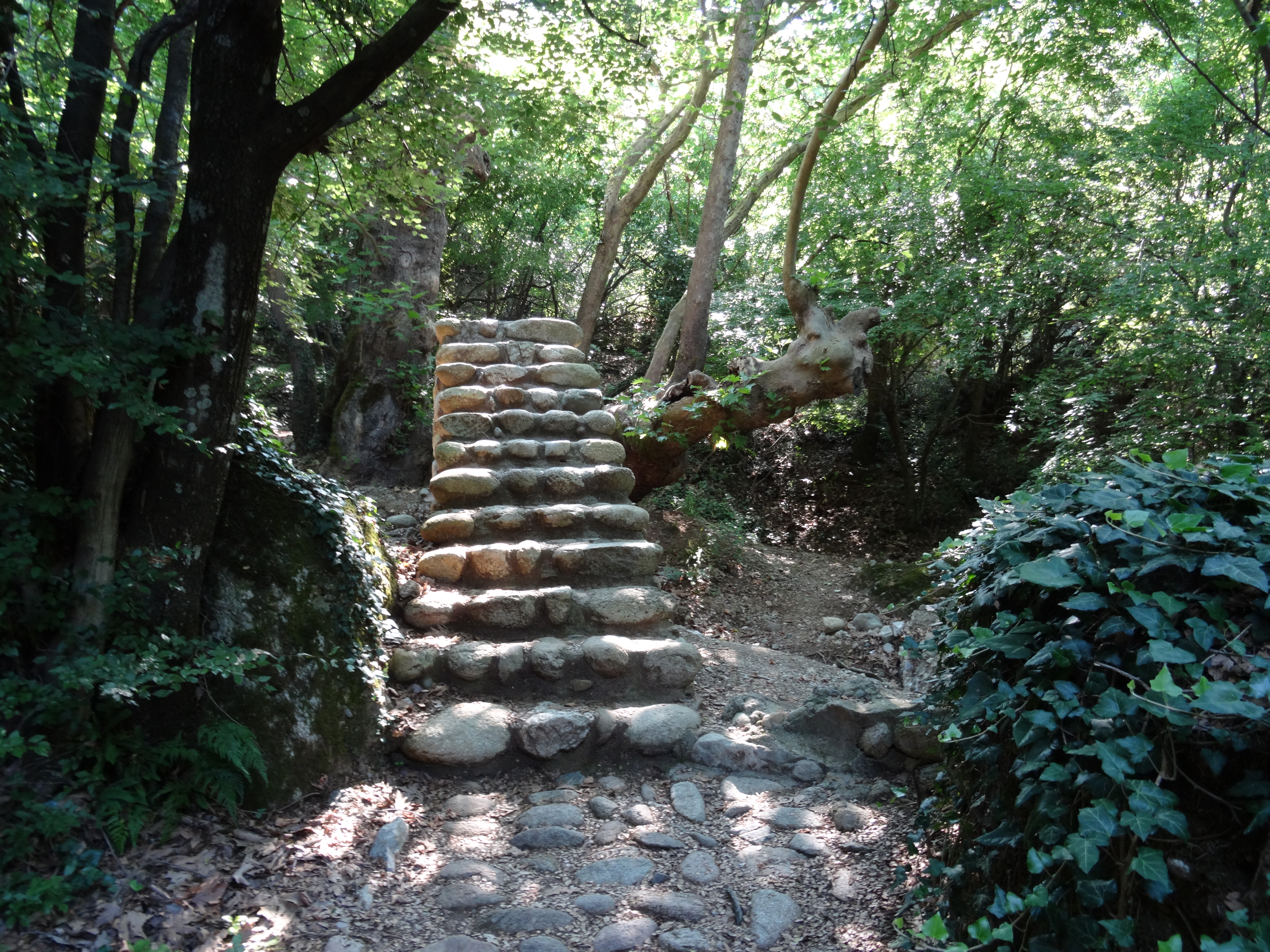 hiking trail from kastraki to meteora