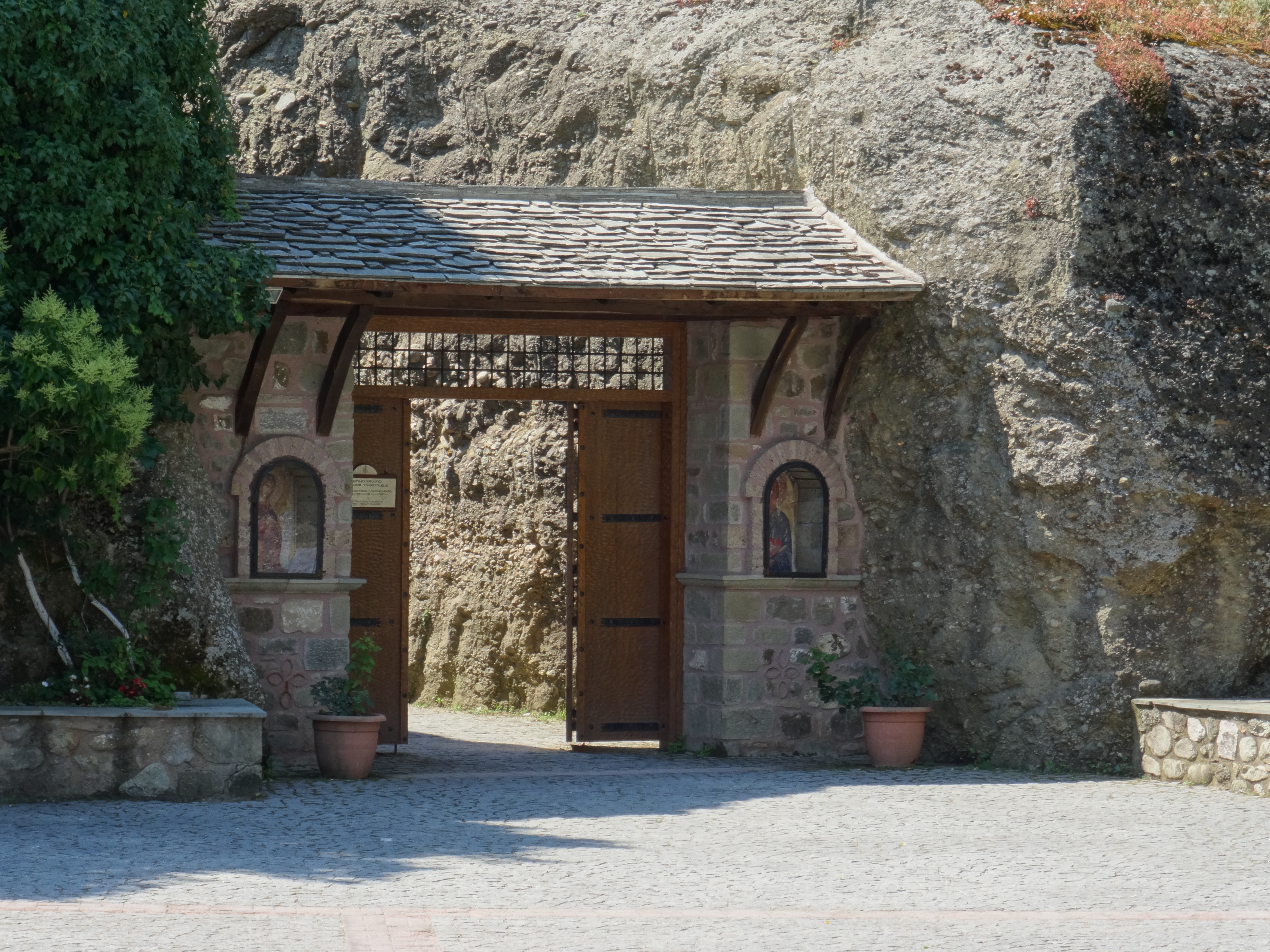 entrance to st stephens nunnery meteora