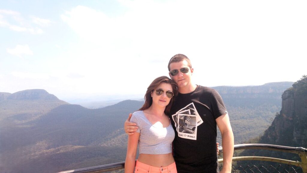 couple blue mountains viewpoint