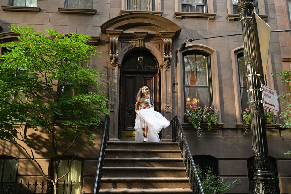 carrie on the steps of her apartment