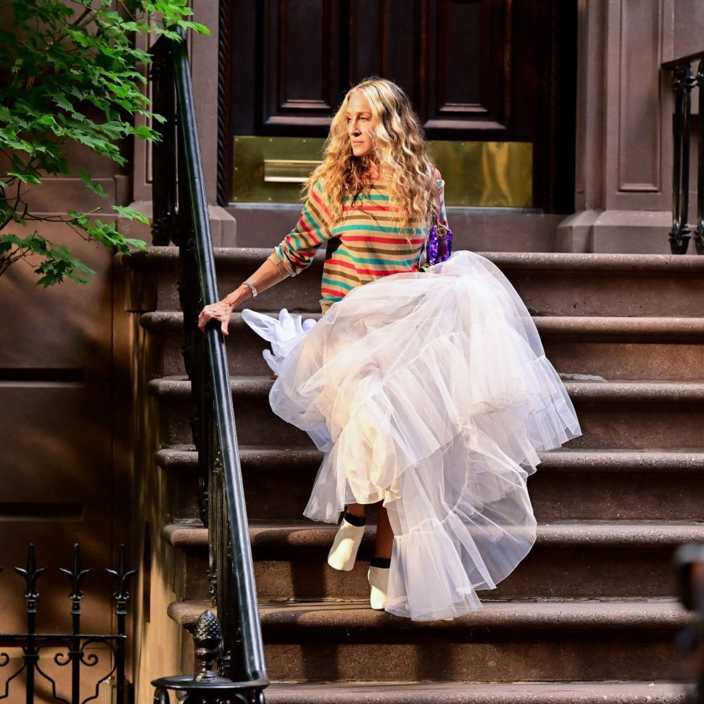 carrie bradshaw outside her apartment