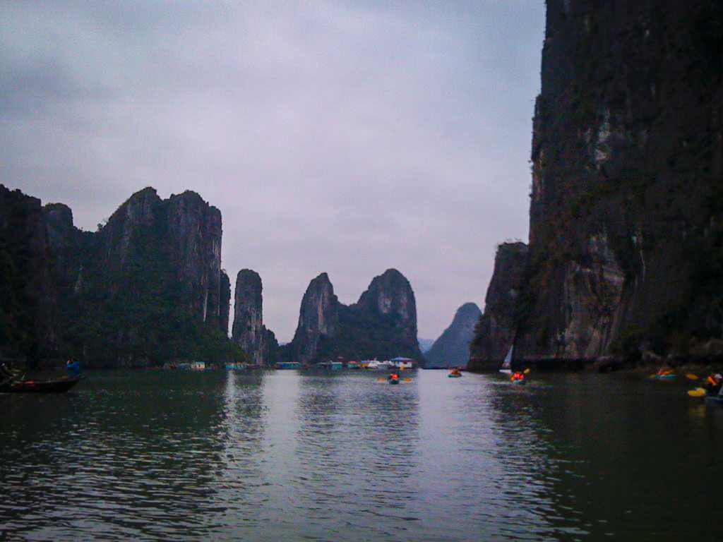 kayaking halong bay