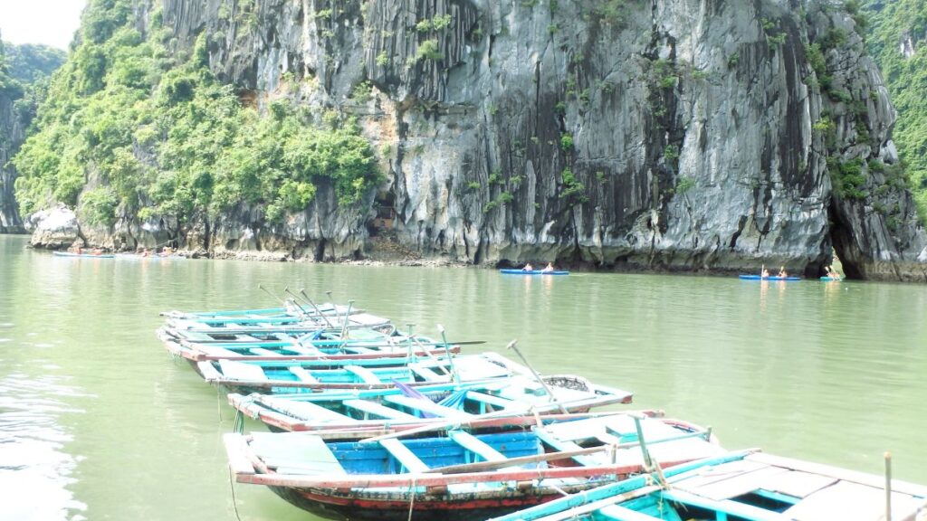 kayaks halong bay