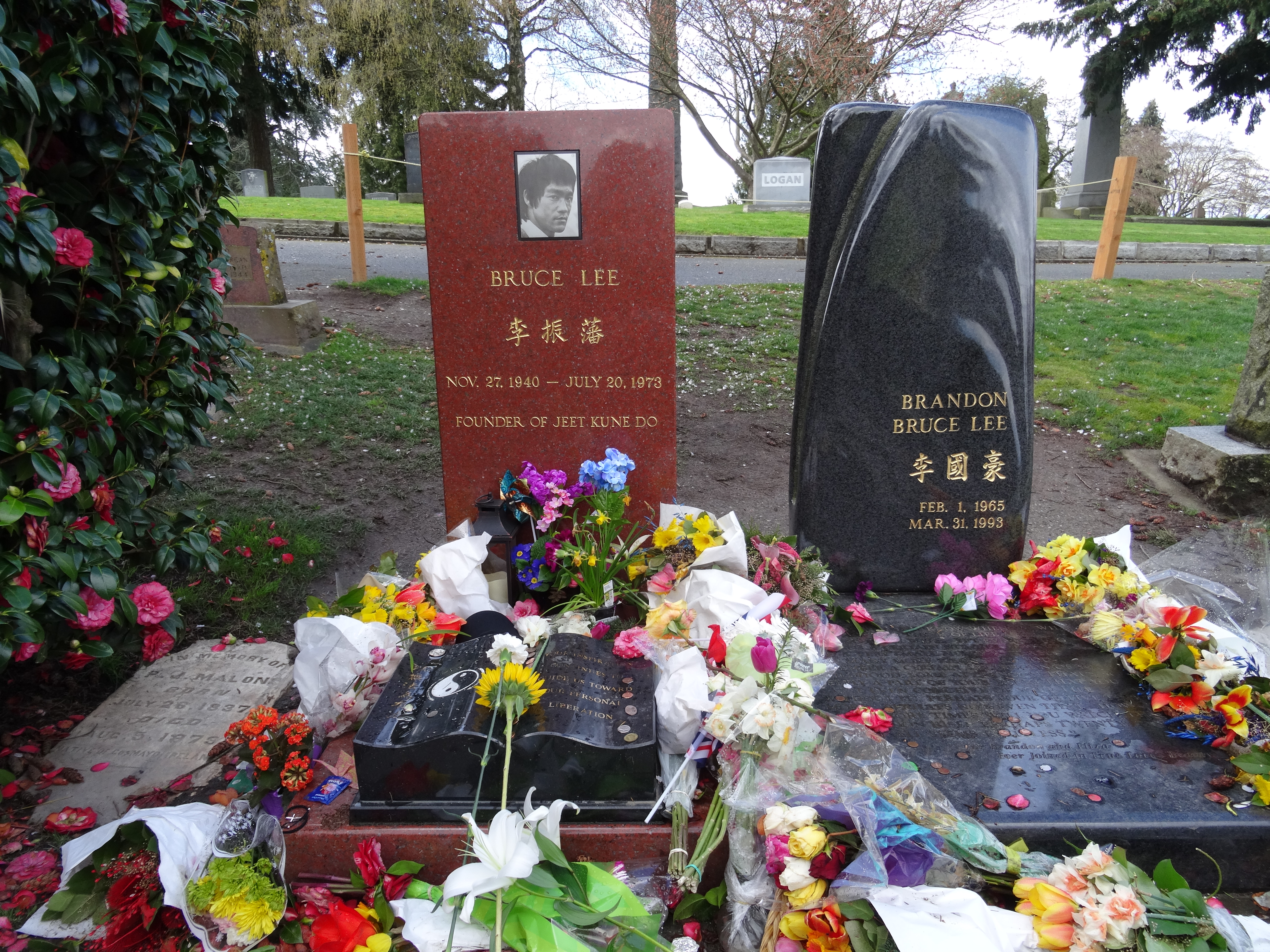 Bruce Lee's Grave in Lakeview Cemetery seattle