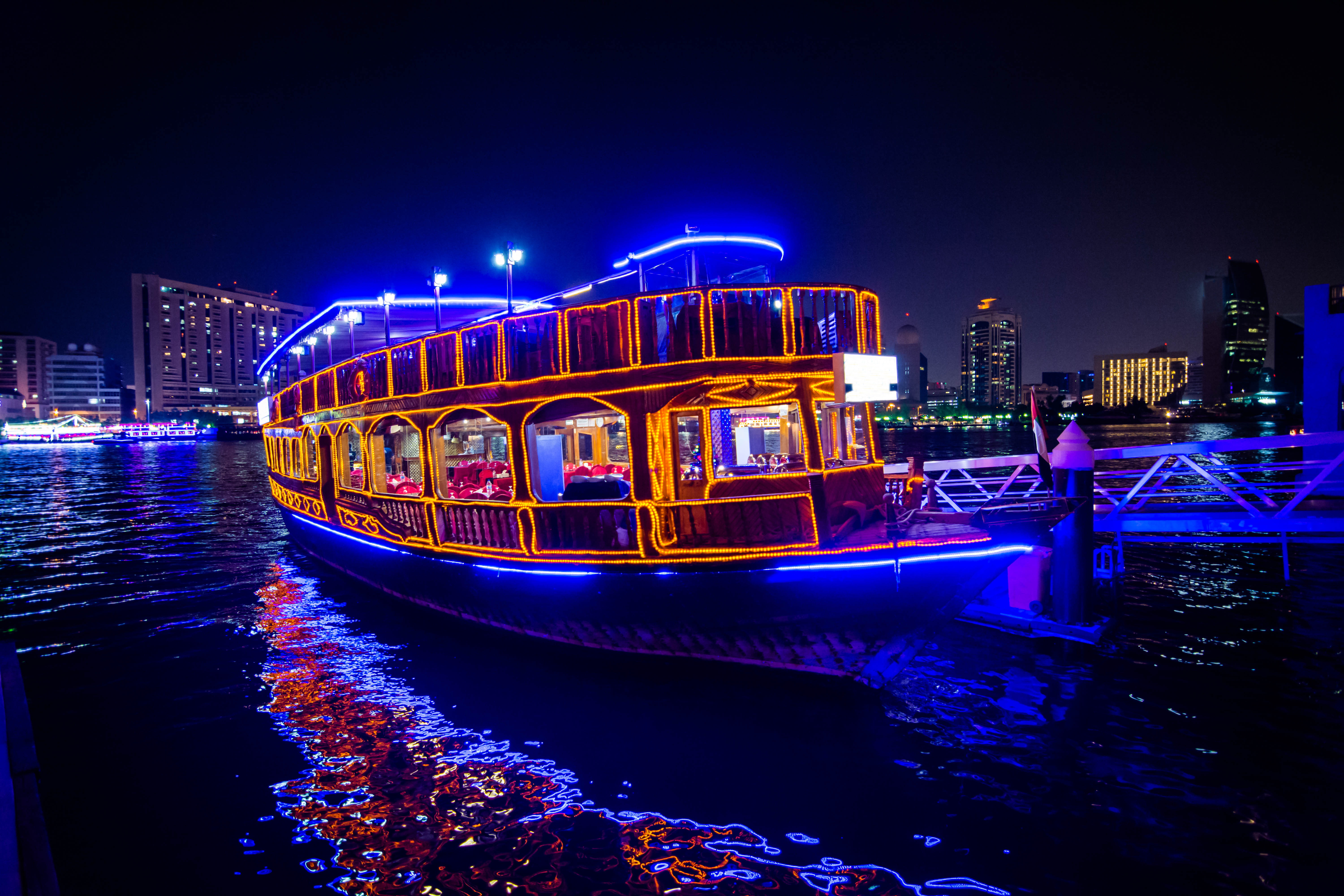 dhow cruise dubai at night