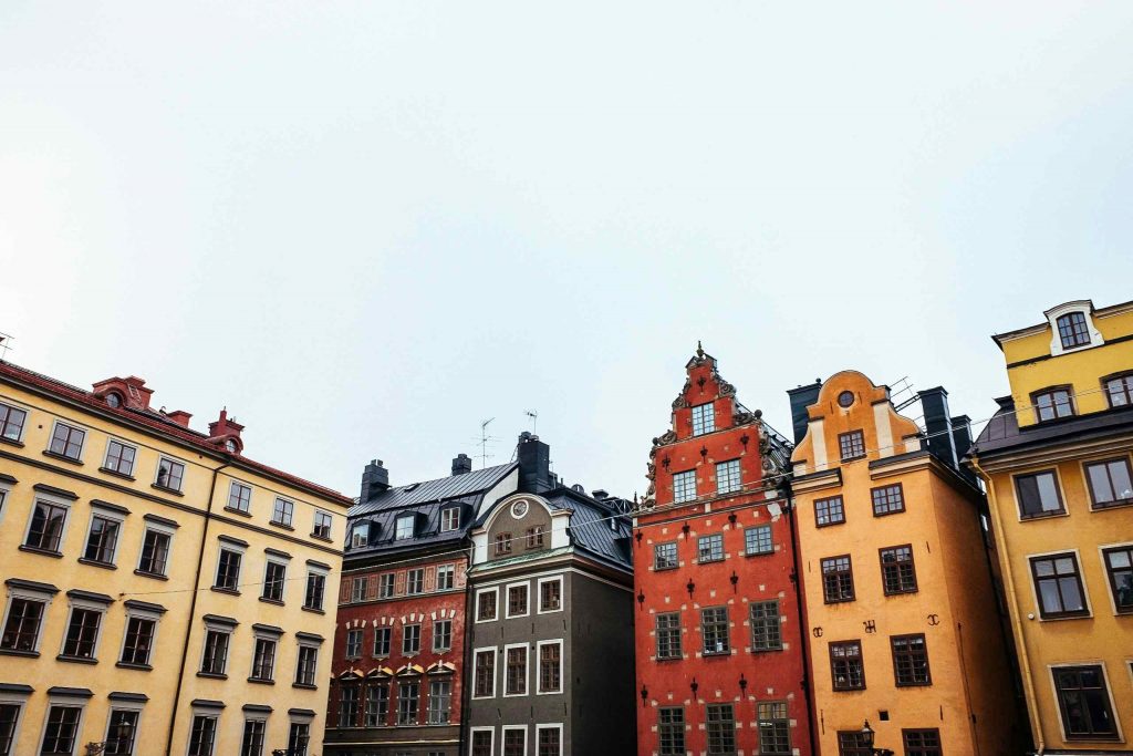 colorful buidlings in gamla stan