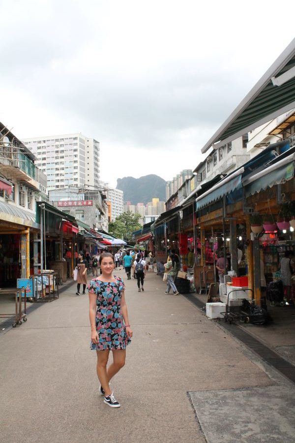 lady at market in choi hung hong kong