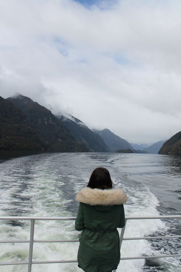 lady on back of doubtful sound cruise