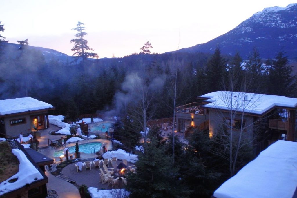 scandinave spa in the winter