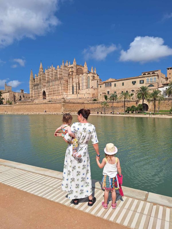 family in front of palma cathedral