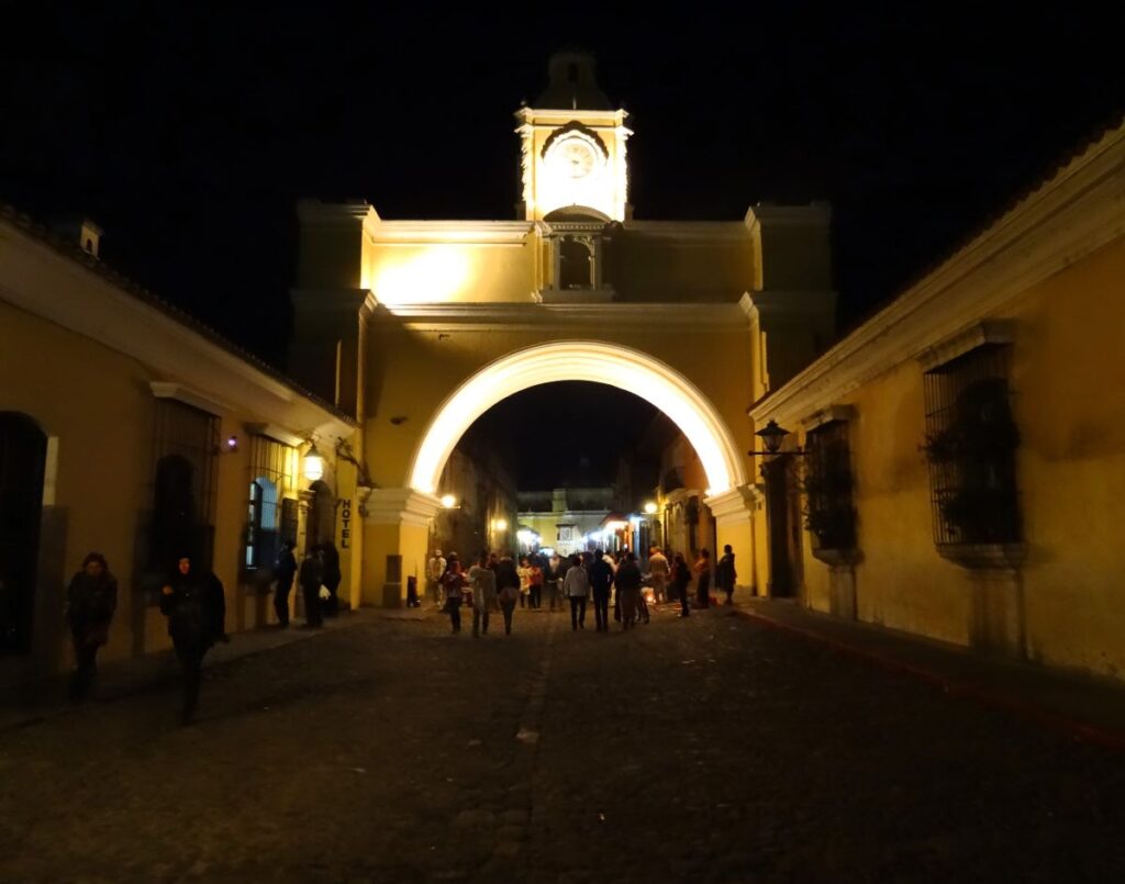 arca de santa catalina at night