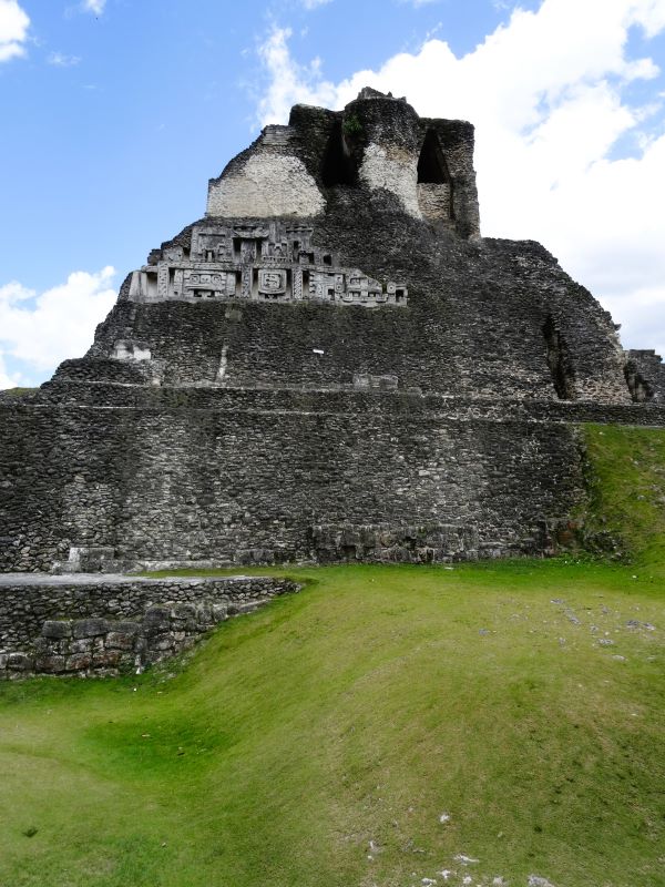 castillo side view xunantunich ruins