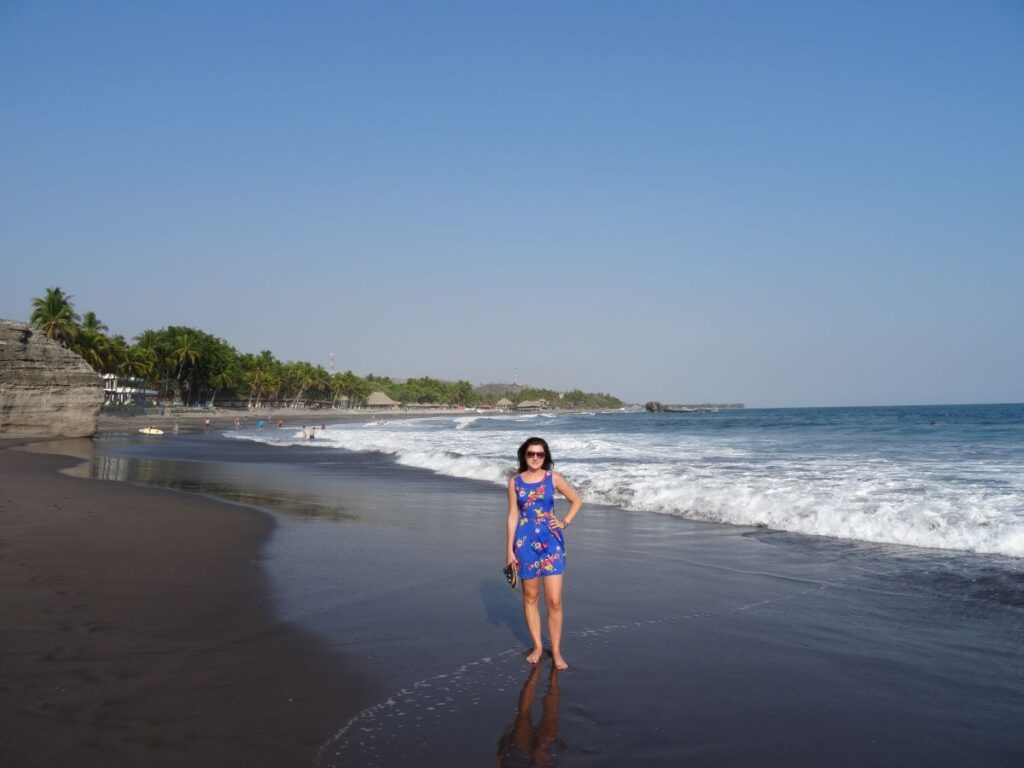 el tunco beach lady posing