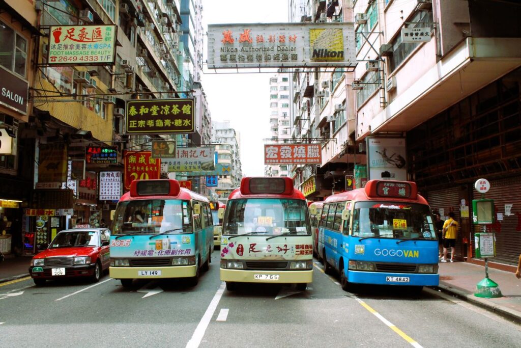 busy roads in kowloon hong kong