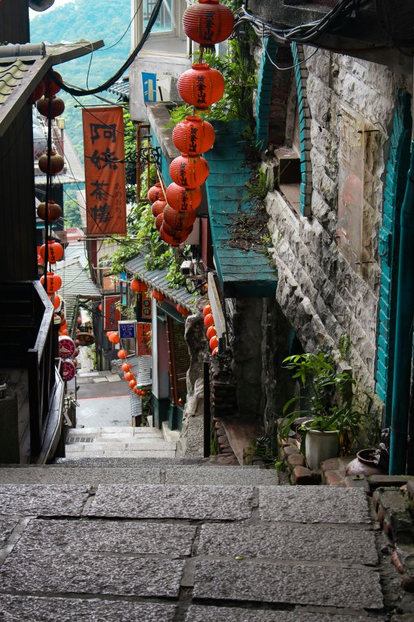 jiufen street day