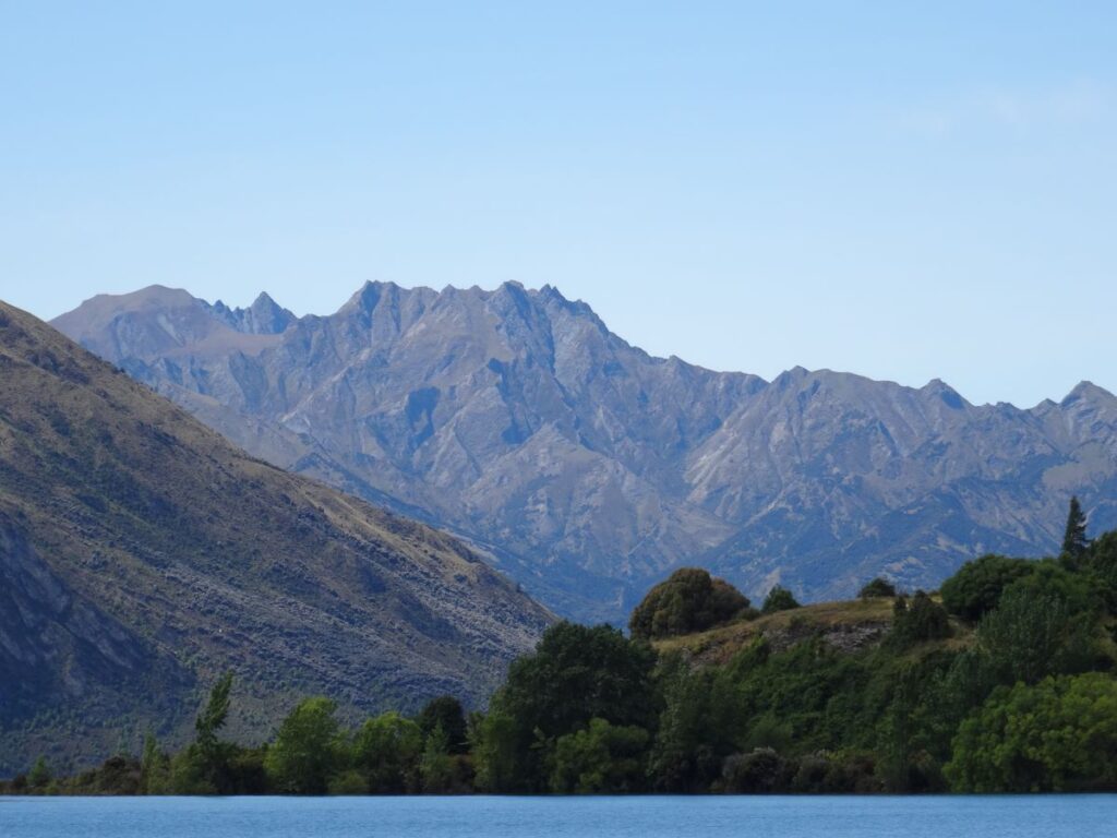 mountains at lake wanaka