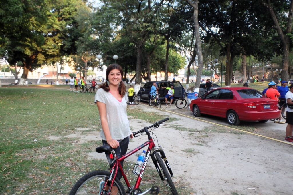 lady with bike el salvador