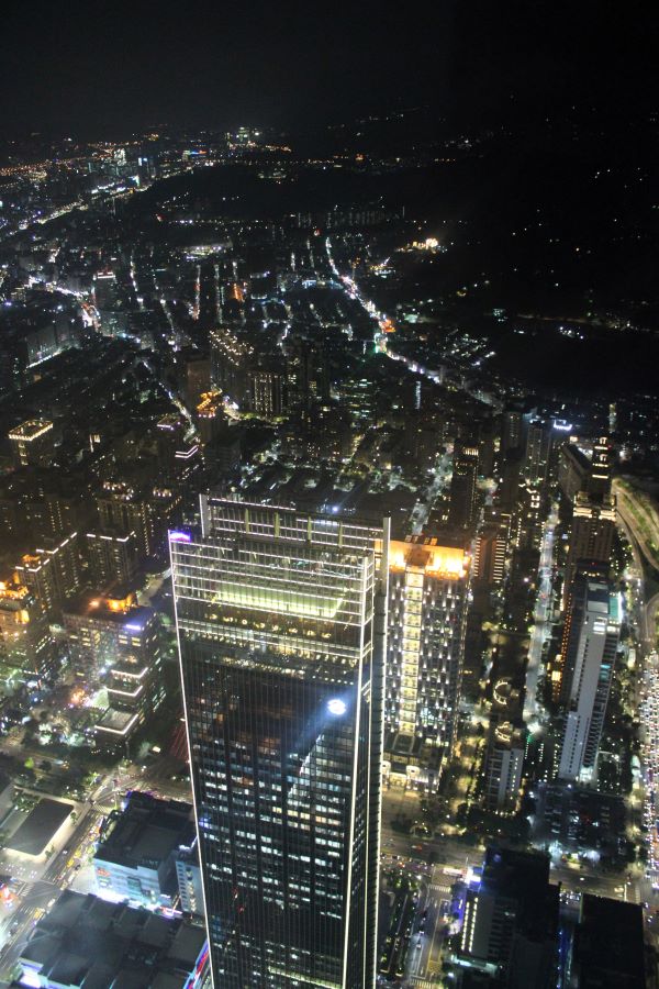 taipei 101 at night