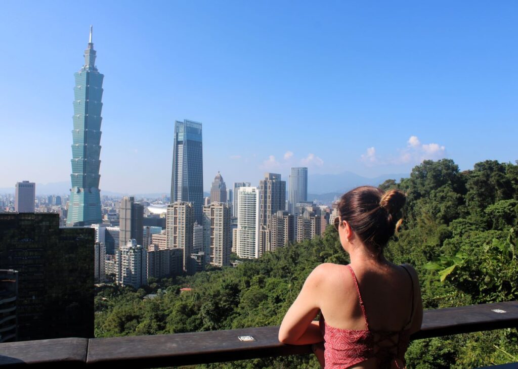 lady at top elephant mountain taipei