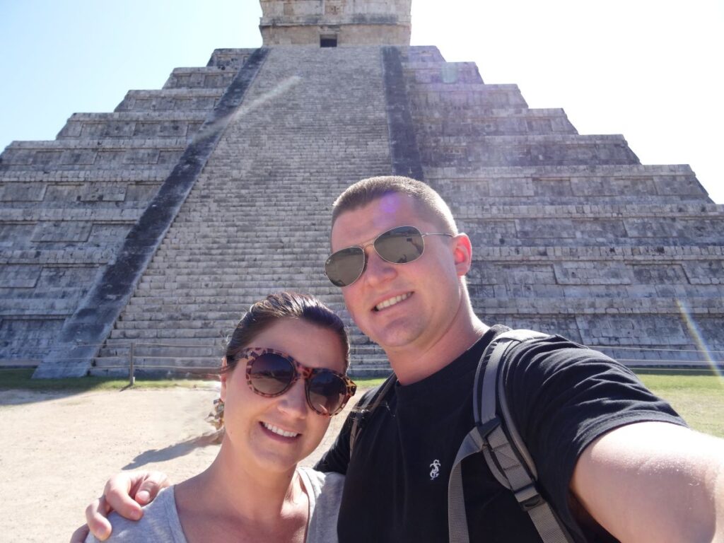 couple posing el castillo chichen itza