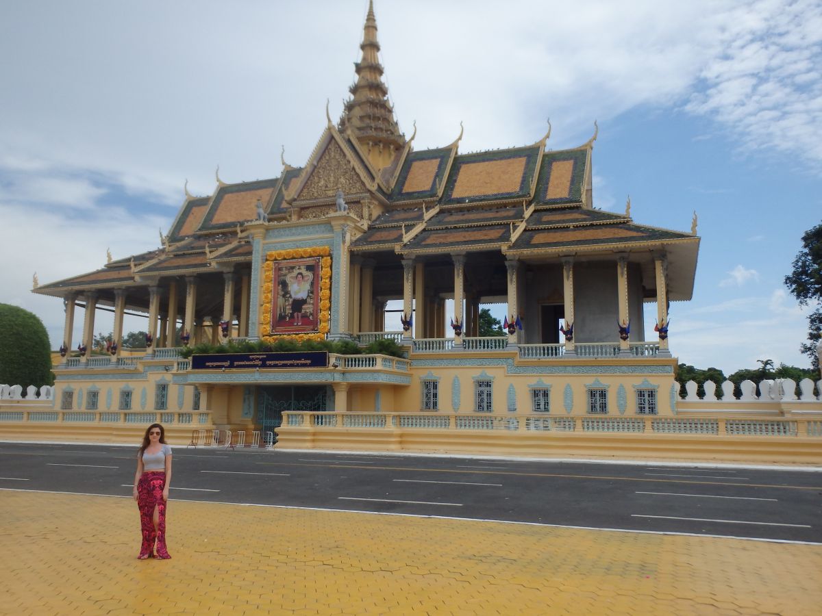 lady outside royal palace cambodia