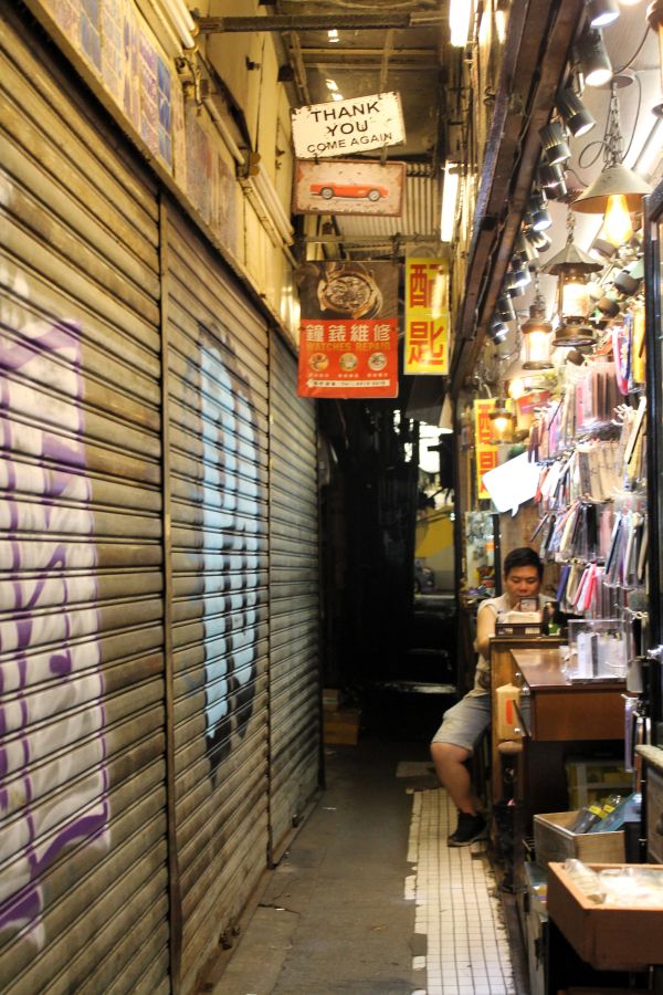 narrow alley hk