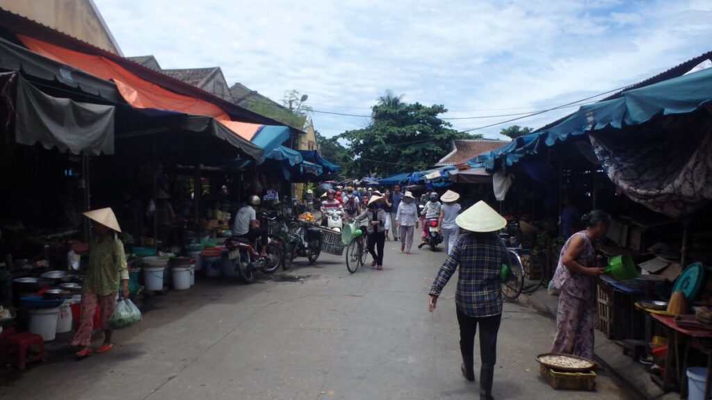 busy day market hoi an