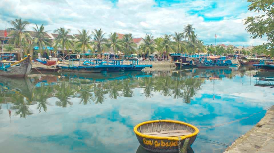 boat in hoi an river