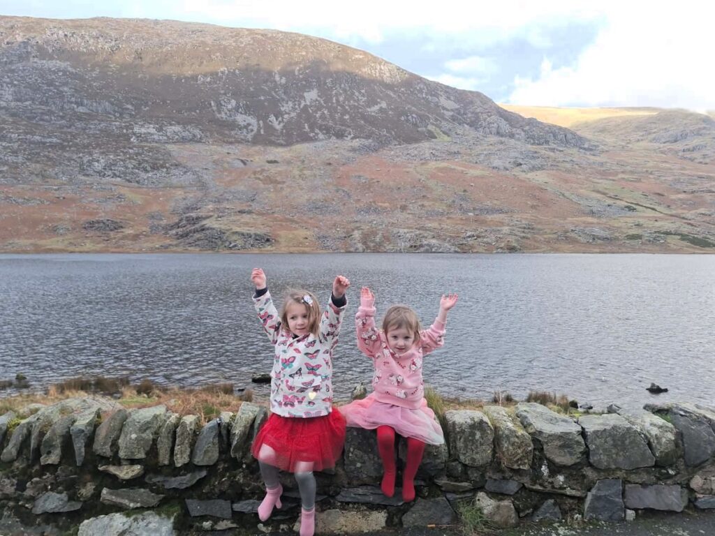 girls snowdonia viewpoint