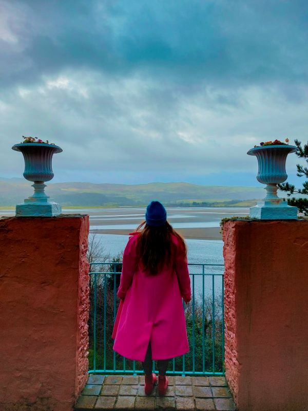 sea view portmeirion lady posing