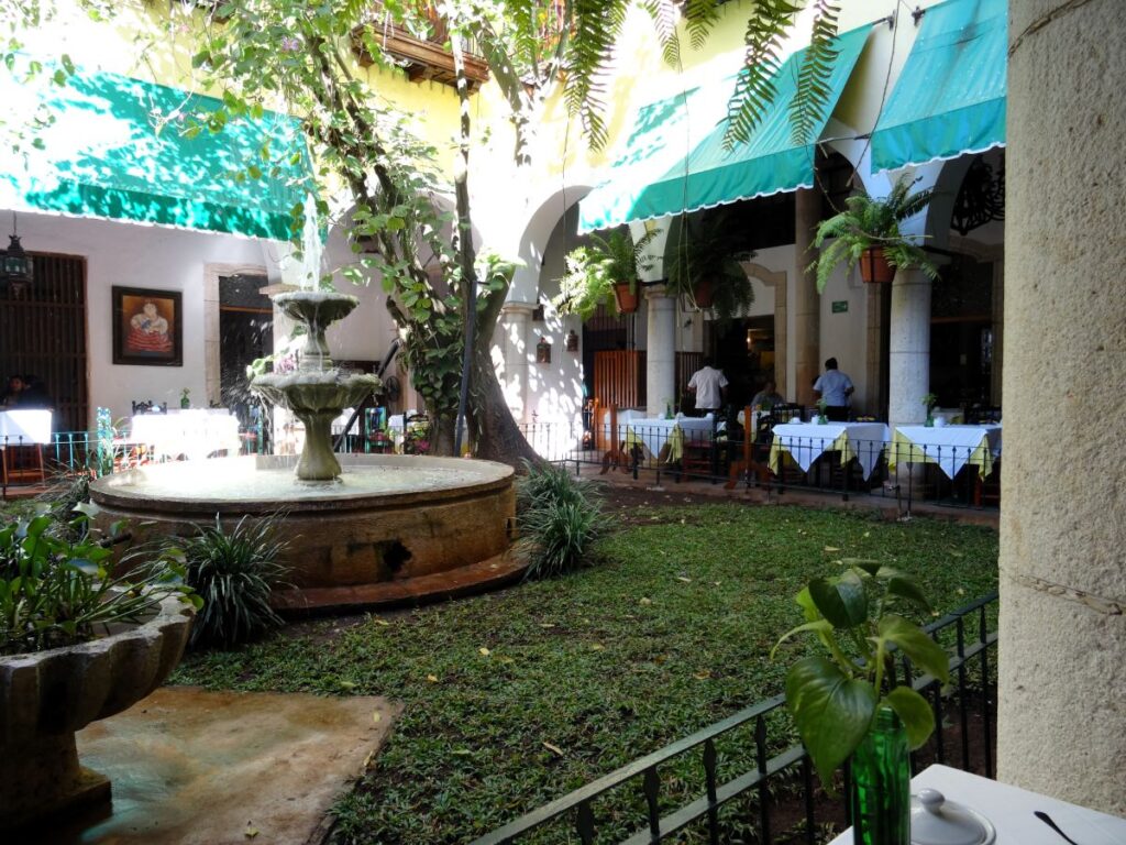 restaurant courtyard in valladolid