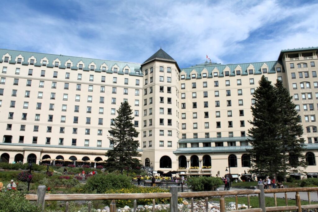 fairmont chateau lake louise sunny day