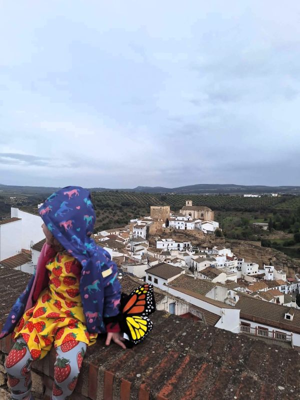 girl setenil de la bodegas viewpoint