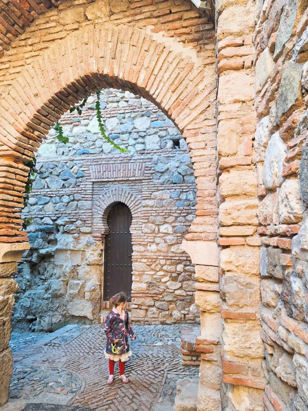 girl alcazaba archway