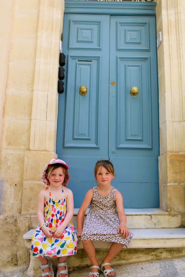 girls valletta doorway