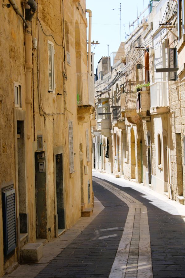 mdina narrow street