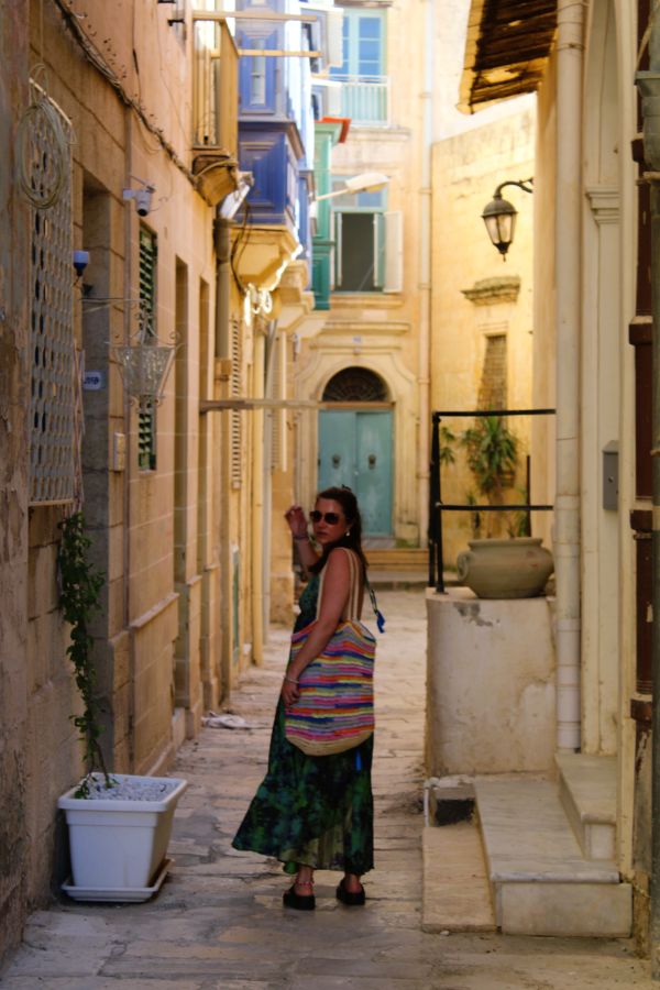me narrow valletta street
