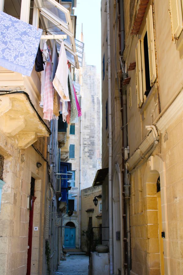 narrow alley valletta