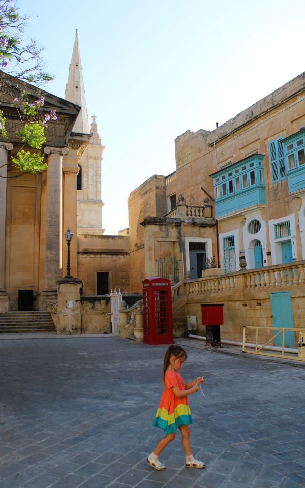 girl square valletta