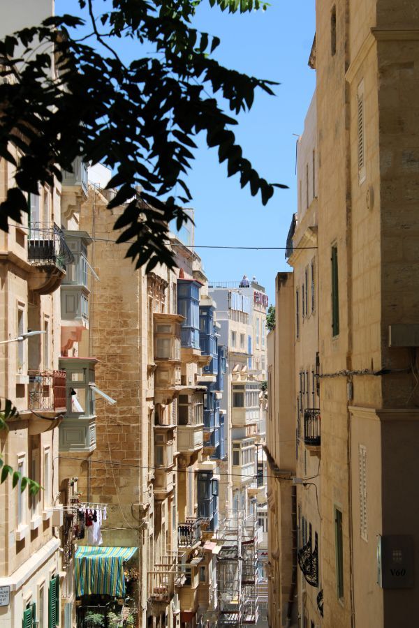 narrow street valletta