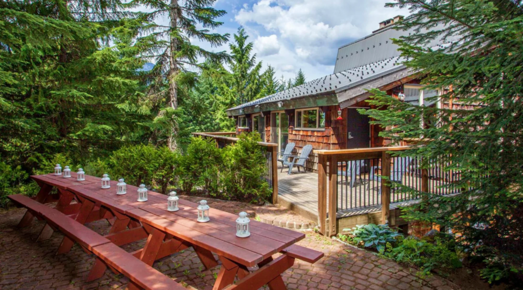 exterior whistler lodge hostel