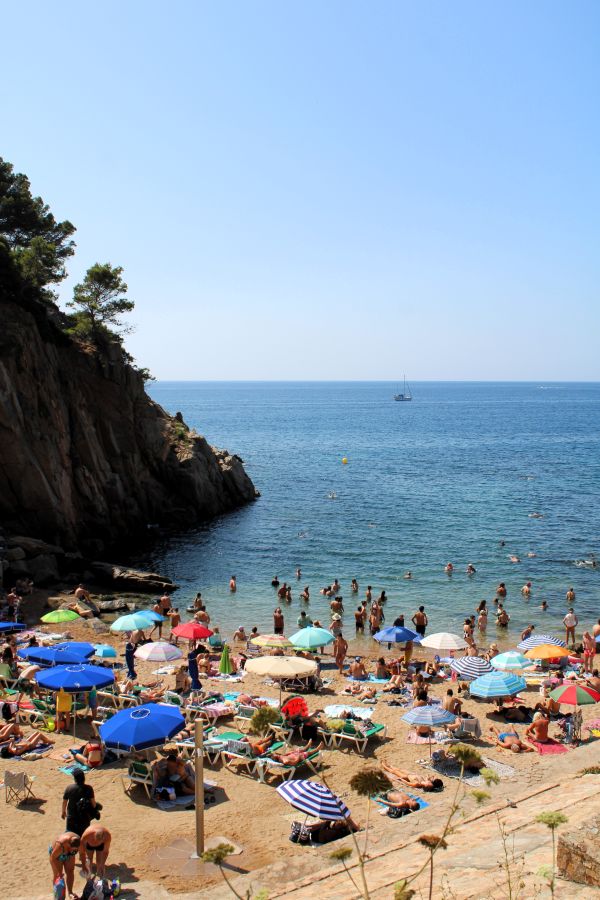 es codolar beach tossa de mar