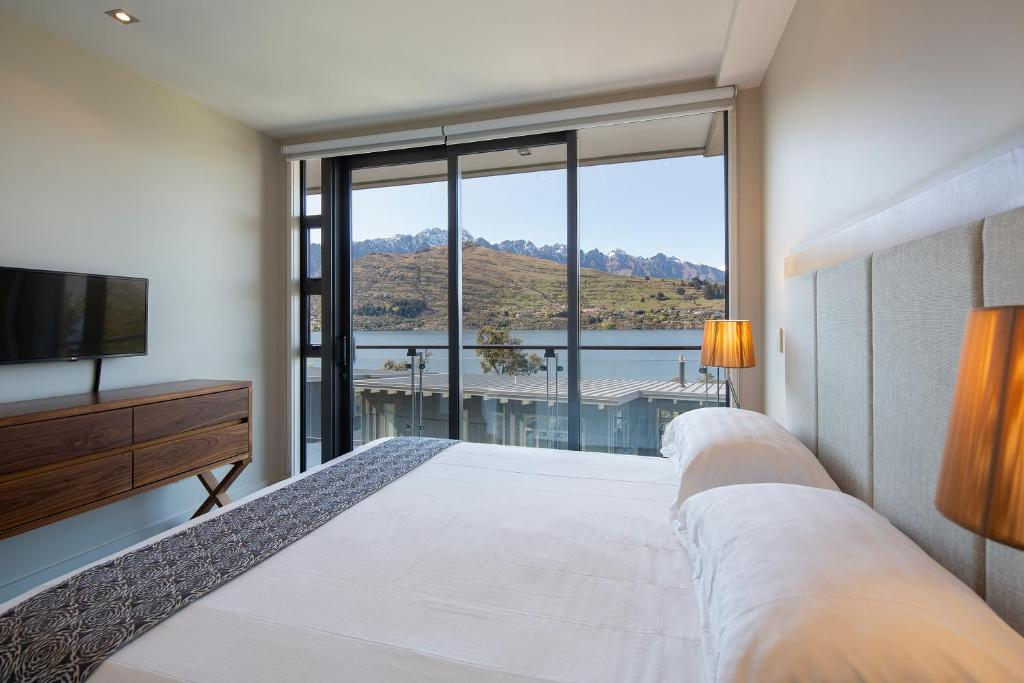 room at the rees hotel queenstown