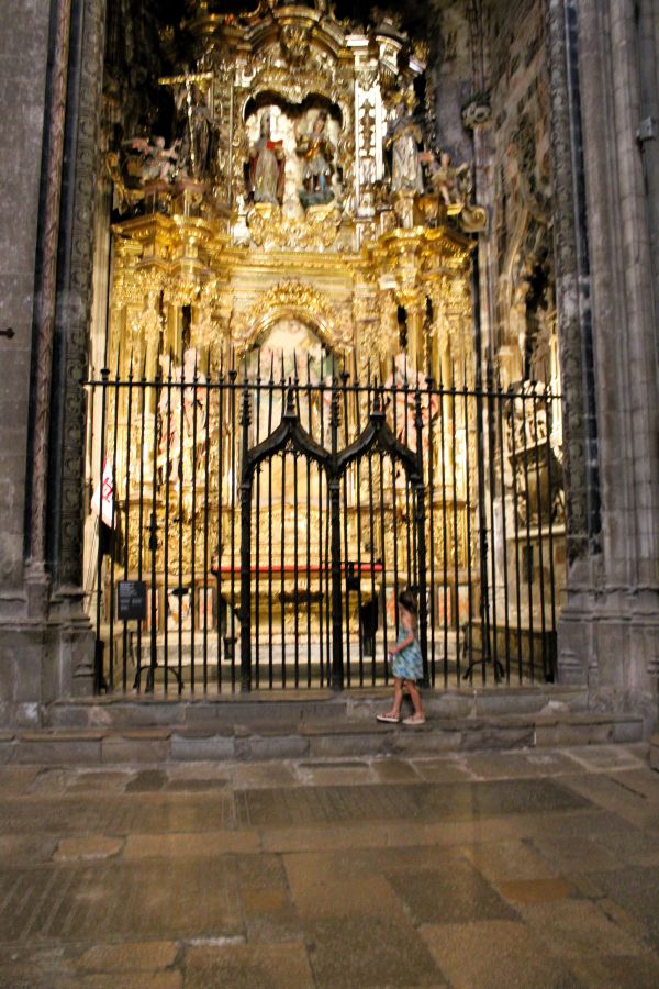girona cathedral interior 