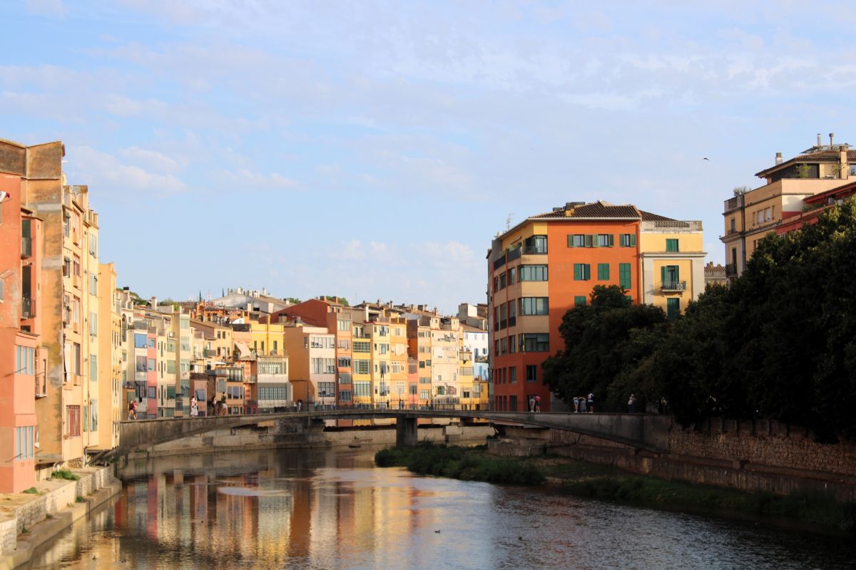 girona river colorful buildings