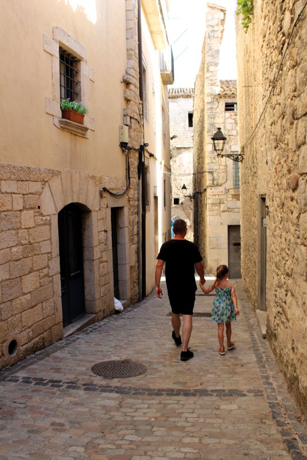dad daughter girona jewish quarter street