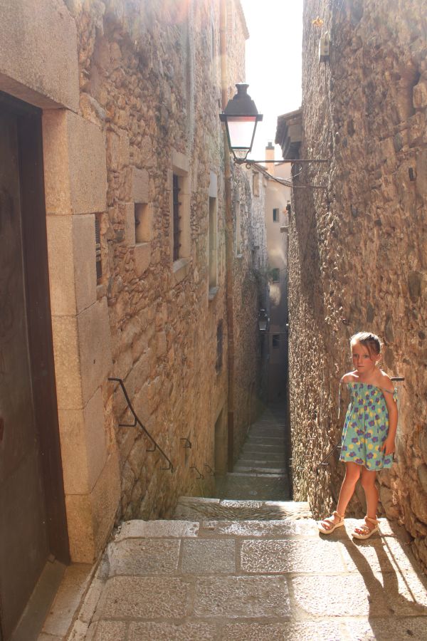 girl steps girona